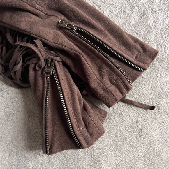 Abercrombie & Fitch Faux Suede Fringe Cropped Festival Jacket Stone Gray Medium - Picture 11 of 13
